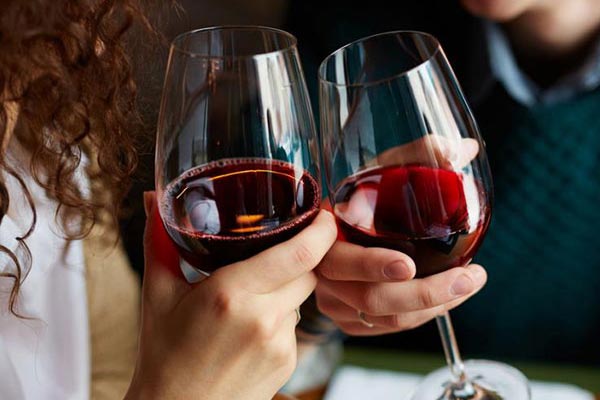 Uống rượu vang đỏ tăng hưng phấn cuộc yêu