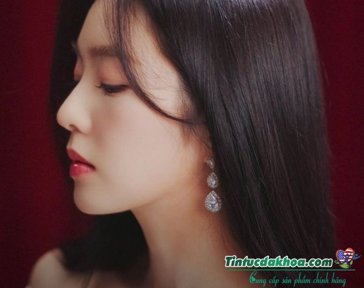 Khuôn mặt nhỏ nhắn, đường nét xinh đẹp sắc sảo là những gì Irene sở hữu và đủ để làm nhiều người “điêu đứng”.