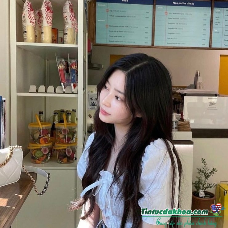 Min Joo có nét đẹp thanh tú, bờ vai trần nuột nà.