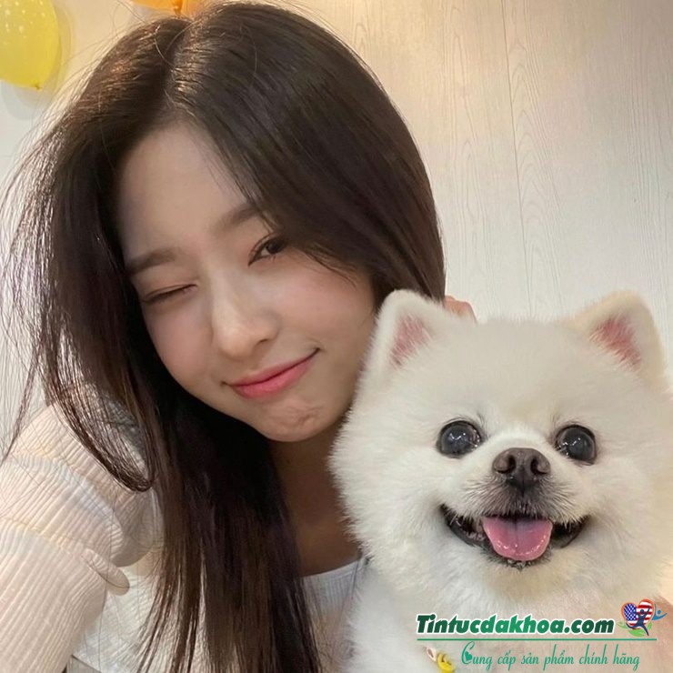 Nữ idol nhận nhiều lời khen về nhan sắc đậm chất diễn viên, đôi mắt hạnh nhân cuốn hút.