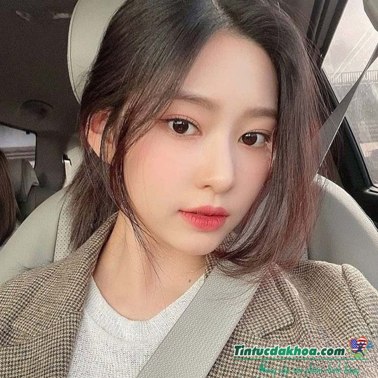 Tông makeup nhẹ nhàng tôn vẻ trong veo, thanh lịch của cựu thành viên IZONE.